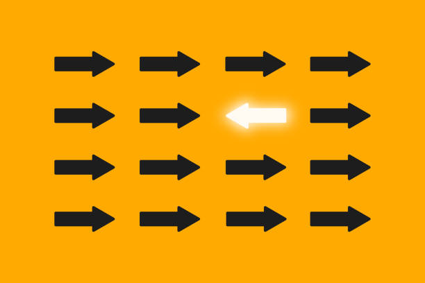 illustrations, cliparts, dessins animés et icônes de se démarquer de la foule, penser différemment, l’individualité et le concept de leadership avec white arrow va dans une direction différente de celle des black arrows - unique