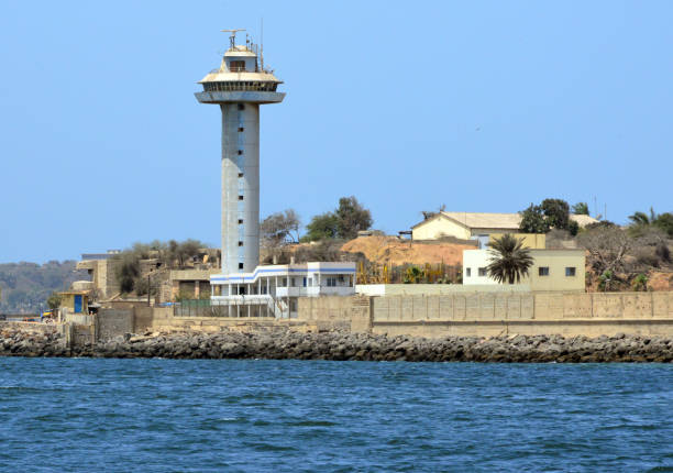 tour de contrôle maritime du port de dakar et bunker côtier de la seconde guerre mondiale, dakar, sénégal - sea safety antenna radar photos et images de collection