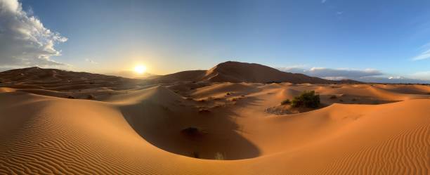 wydmy na saharze, pustynia merzouga, zachód słońca. maroko - landscape desert wave pattern erg chebbi dunes zdjęcia i obrazy z banku zdjęć