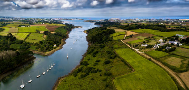 rzeka aber wrac'h i krajobraz w regionie landeda na finistere wybrzeże atlantyku w bretanii, francja - brittany bay sea beach zdjęcia i obrazy z banku zdjęć