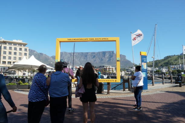 yellow tourist photo frame with table mountain in waterfront with a lot of tourist waiting to make picture. - cape town beach crowd people imagens e fotografias de stock