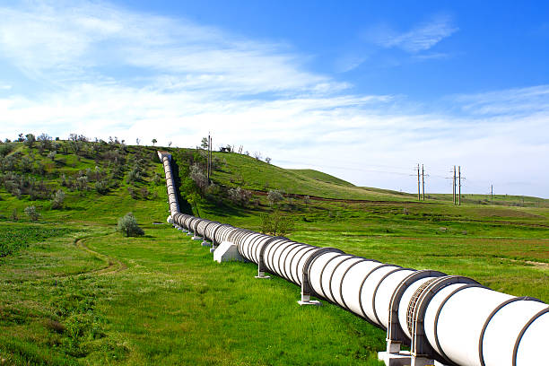 industrie rohr mit gas und öl - pipeline gas pipe pipe natural gas stock-fotos und bilder