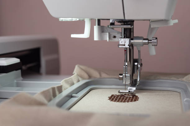 bordado y aplicación con máquina de bordar. - embroidery textile industry clothing factory fotografías e imágenes de stock