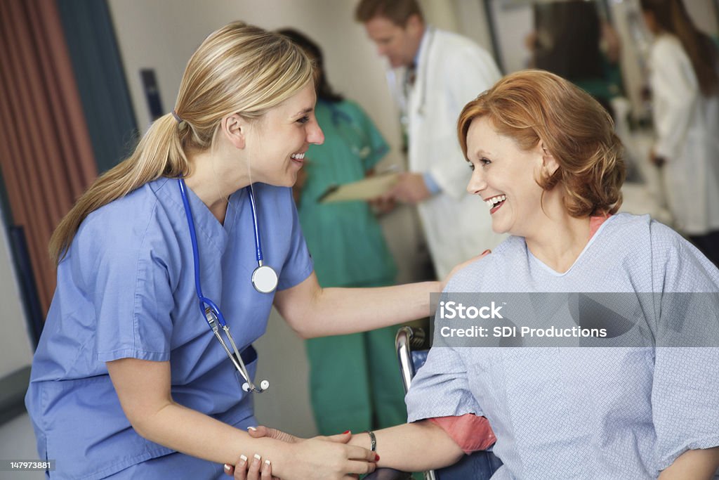 Krankenschwester helfen Patienten im Krankenhaus Rollstuhl - Lizenzfrei Krankenpflegepersonal Stock-Foto