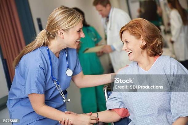 Krankenschwester Helfen Patienten Im Krankenhaus Rollstuhl Stockfoto und mehr Bilder von Krankenpflegepersonal