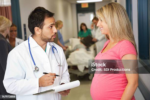 Médico Falando Com O Paciente No Hospital Grávida - Fotografias de stock e mais imagens de Grávida - Grávida, Mulheres, Povo Indiano