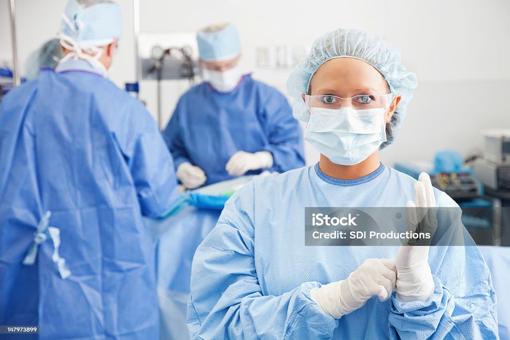 Chirurg zawodzi do zabiegu - Zbiór zdjęć royalty-free (Maska ochronna)