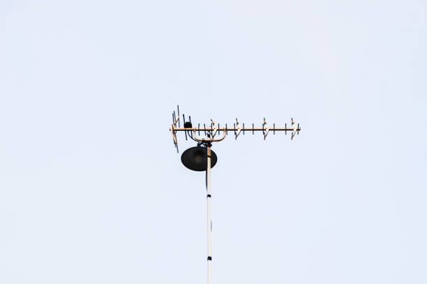 tv antenna with white background stock photo - satellite dish television aerial isolated satellite tv imagens e fotografias de stock