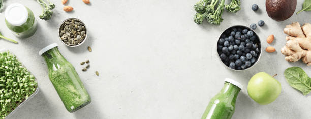 채식주의자 비건 건강 재료와 회색 돌 배경에 녹색 스무디 스톡 사진
