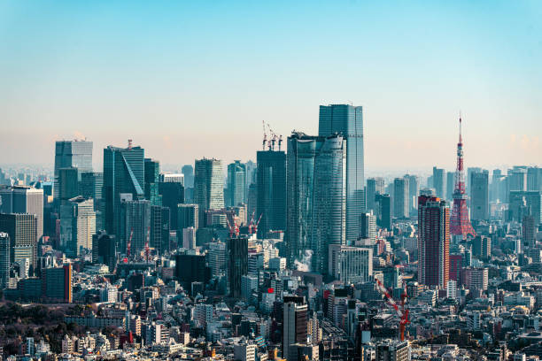 токио, япония горизонт с токийской башней - tokyo tower shinjuku ward tokyo prefecture communications tower стоковые фото и изображения