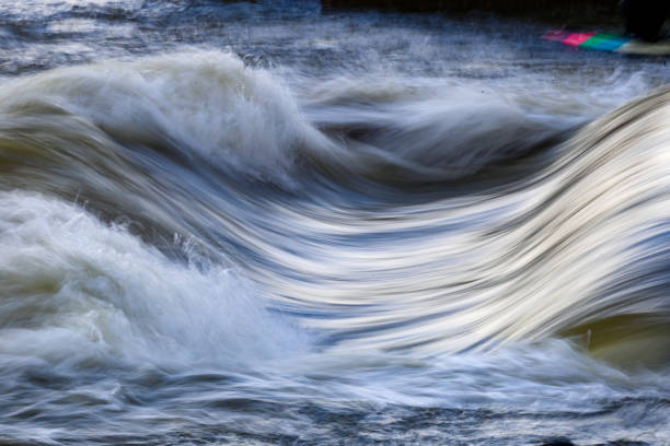 onda di surf sul fiume boise, idaho - boise river foto e immagini stock