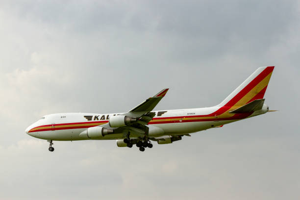 boeing 747-4r7f kalitta air boeing 747-4r7f (reg n700ck) ląduje na międzynarodowym lotnisku tan son nhat w wietnamie. - c._k. zdjęcia i obrazy z banku zdjęć