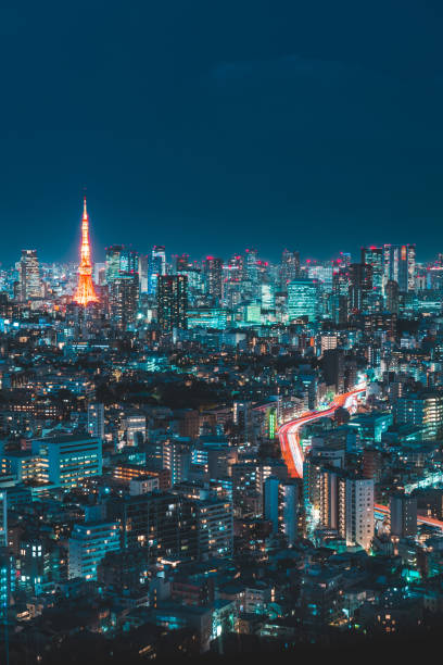 skyline von tokio, japan mit dem tokyo tower - car driving transportation tokyo prefecture stock-fotos und bilder