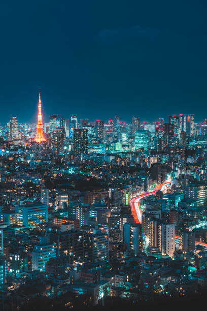 токио, япония горизонт с ток�ийской башней - tokyo tower shinjuku ward tokyo prefecture communications tower стоковые фото и изображения