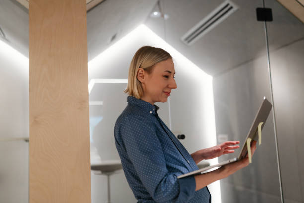 istock Pregnant young woman at work 1479771839