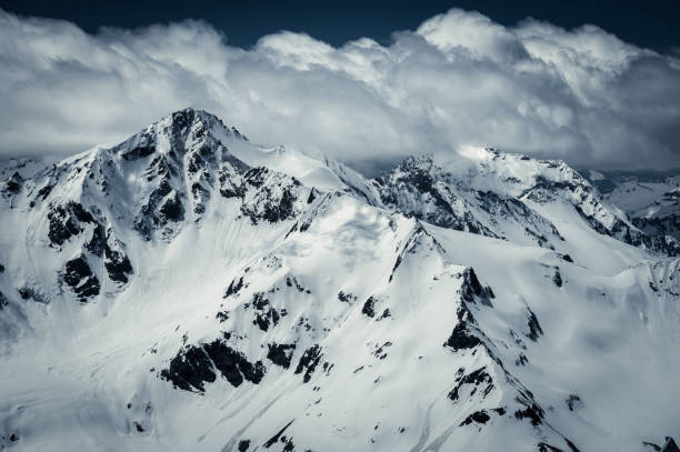 śnieżne szczyty gór kaukazu - caucasus mountains zdjęcia i obrazy z banku zdjęć