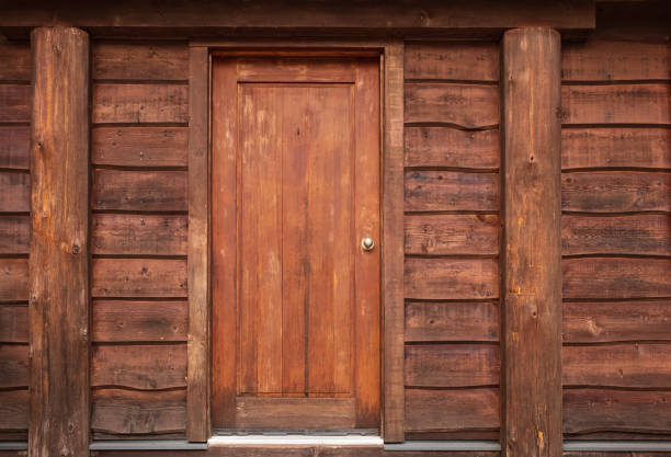 Wooden Front Door in to rustic cabin. Wooden wall with old door. Rustic log cabin with front door in the forest BC. Wooden Front Door in to rustic cabin. Rustic log cabin with front door in the forest BC. Wooden wall with old door. Nobody, selective focus rustic door stock pictures, royalty-free photos & images