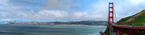 panorama della baia di san francisco e del golden gate bridge dal lato nord del ponte - golden gate bridge san francisco county bridge san francisco bay foto e immagini stock