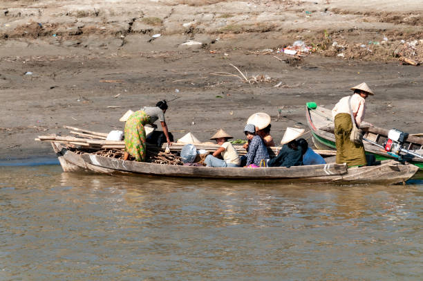 famiglia birmana sul fiume - bagan myanmar burmese culture family foto e immagini stock