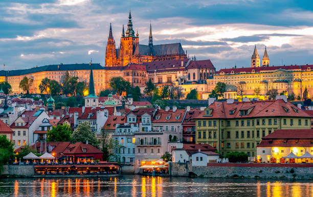 prager burg mit der kathedrale st. vitus über der kleinen stadt (mala strana) bei sonnenuntergang, tschechien - vltava river stock-fotos und bilder