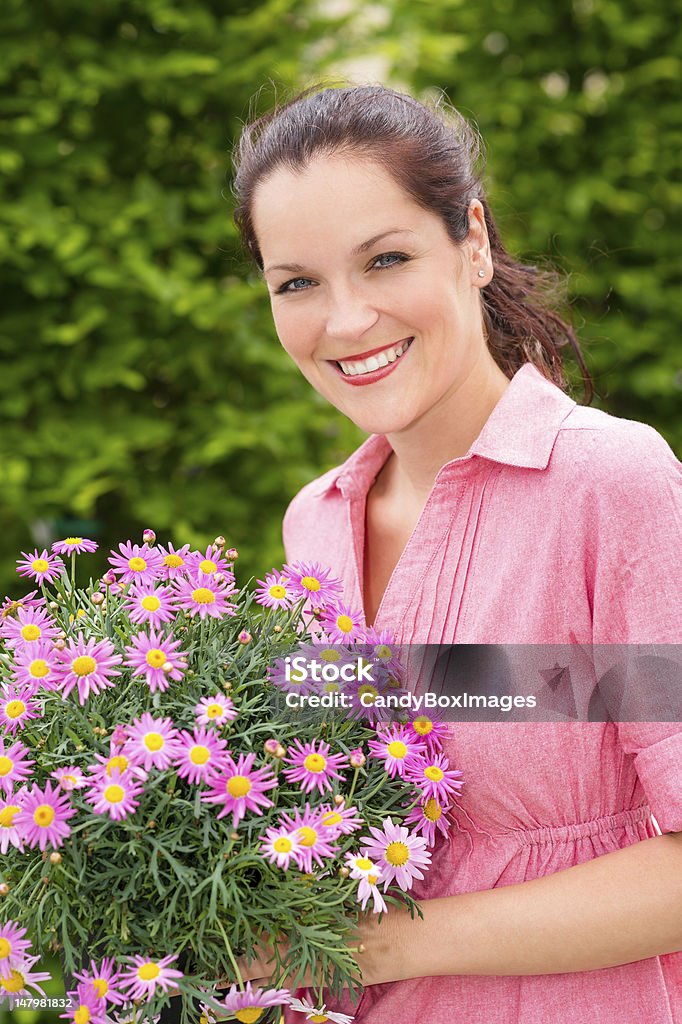 Fleuriste femelle tenir en pot de fleur rose - Photo de Adulte libre de droits