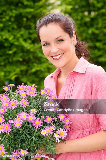 Photo libre de droit de Fleuriste Femelle Tenir En Pot De Fleur Rose banque d'images et plus d'images libres de droit de Adulte - Adulte, Affaires, Beauté