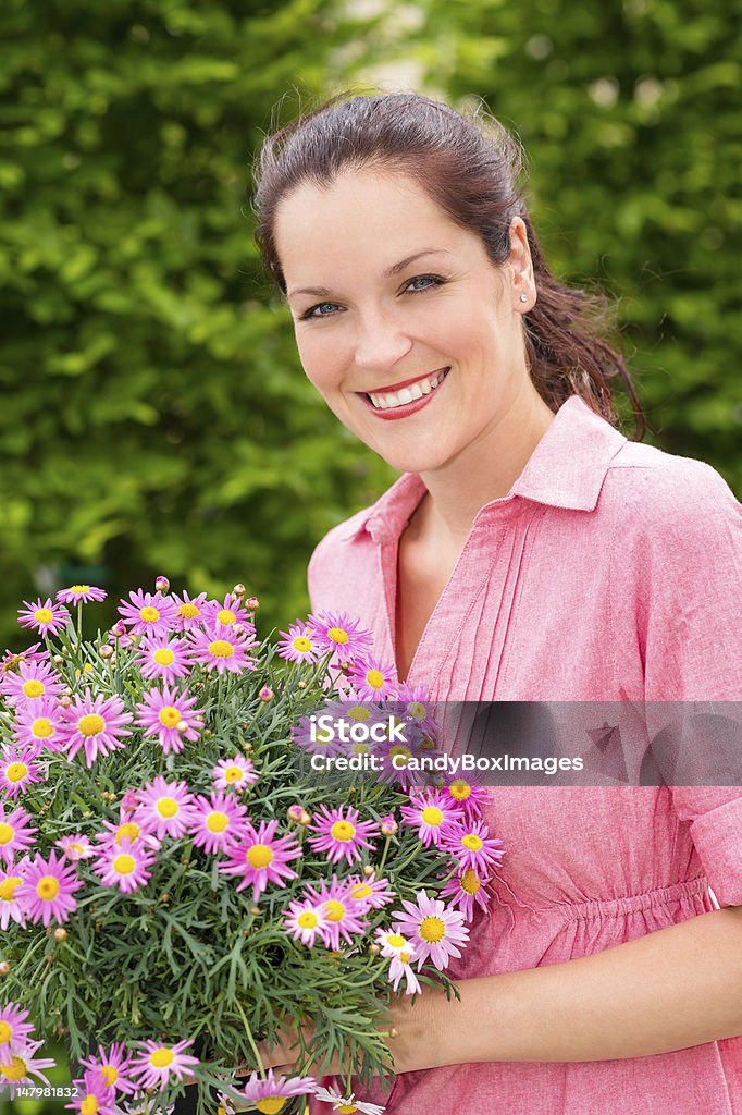 Fêmea segurar florista Vaso de Flor-de-rosa - Royalty-free Adulto Foto de stock