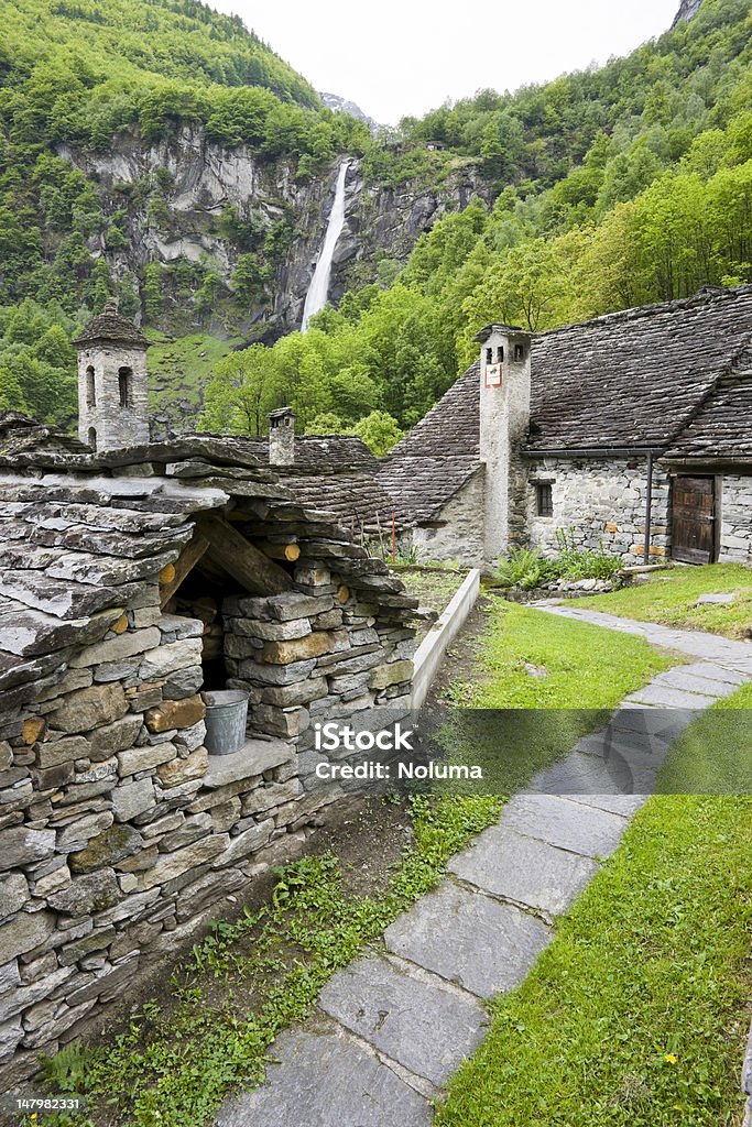 typische Steinhäuser a Foroglio im Val Bavona - Foto stock royalty-free di Alpi