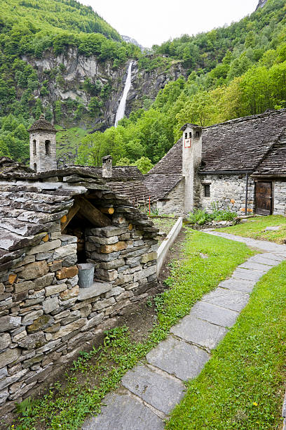 typische Steinhäuser em Val Bavona Foroglio mensagens instantâneas - fotografia de stock