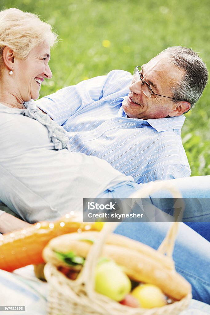 Adorável casal tendo um piquenique no parque. - Foto de stock de Adulto royalty-free