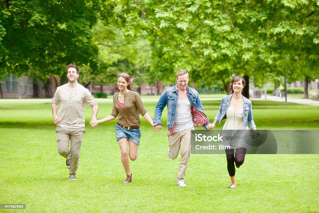 4 人の若い笑顔の人々が公園 - ティーンエイジャーのロイヤリティフリーストックフォト