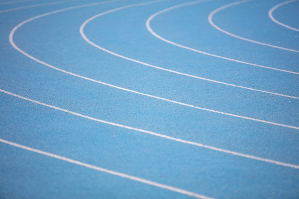 piste d’athlétisme bleue. - starting block dathlétisme photos et images de collection