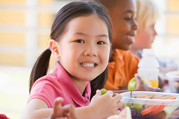 istock Kindergarten children eating lunch 147985053