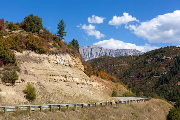 jesienna scena w pobliżu paonii w stanie kolorado - rocky mountains colorado autumn rural scene zdjęcia i obrazy z banku zdjęć