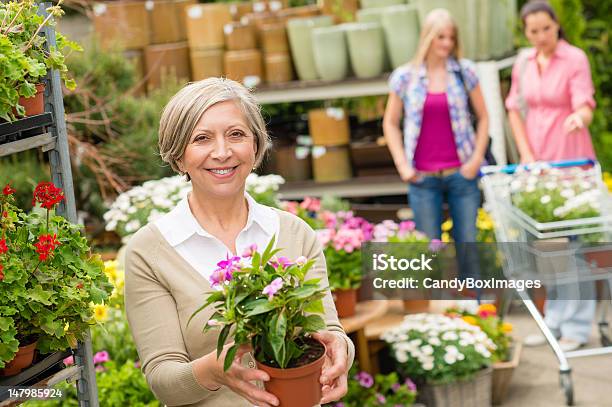 Photo libre de droit de Jardinerie Senior Femme Tenir En Pot De Fleur banque d'images et plus d'images libres de droit de Adulte - Adulte, Arbre en fleurs, Botanique