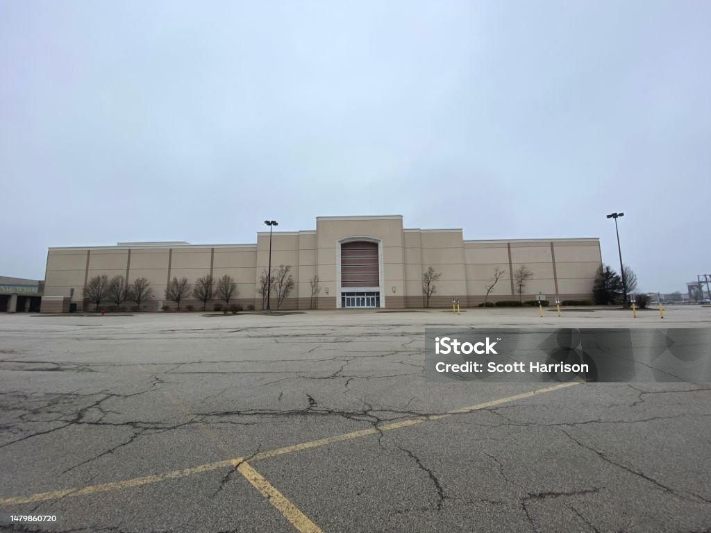 Abandoned shopping mall Parking Lot Stock Photo