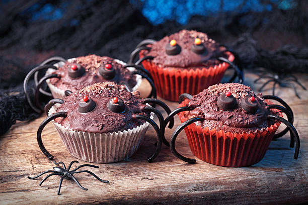 Vetores de Cupcakes De Halloween Cortados E Cola Jogo Para Crianças e mais  imagens de Dia das Bruxas - iStock
