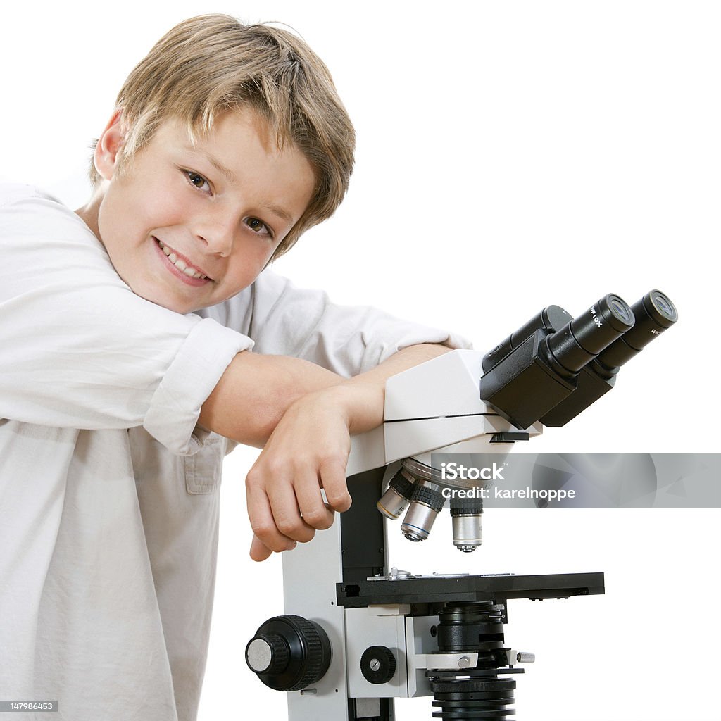 Hübsche junge Studentin mit einem Mikroskop. - Lizenzfrei Analysieren Stock-Foto