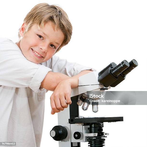 Hübsche Junge Studentin Mit Einem Mikroskop Stockfoto und mehr Bilder von Analysieren - Analysieren, Bildung, Biochemie
