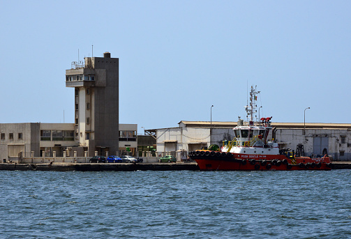 Dakar, Senegal: harbor control tower - Autonomous Port of Dakar (PAD) maritime control tower, the third largest port in West Africa - Posh Gentle (IMO: 9728033), harbor tug with a carrying capacity of 186 t DWT.