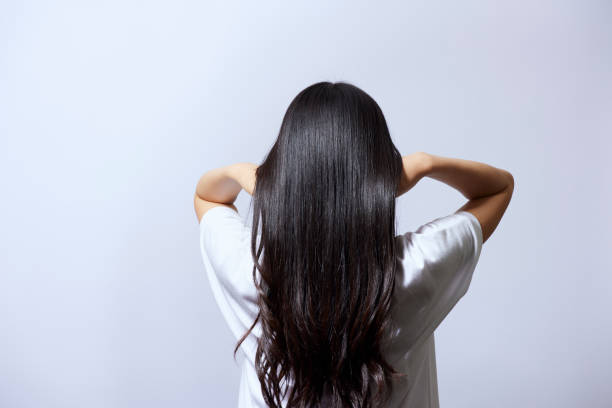 junge japanerin mit schönen haaren - women long hair rear view beauty stock-fotos und bilder