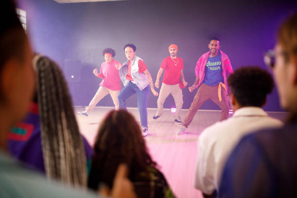gruppo di amici che ballano davanti a un pubblico - dance company foto e immagini stock