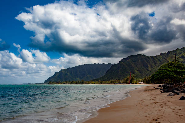 clouds over the aina on oahu, hawaii - healey imagens e fotografias de stock