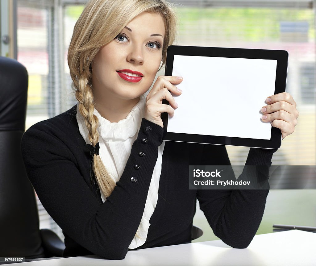 Деловая женщина в офисе с таблеткой - Стоковые фото Ассистент роялти-фри