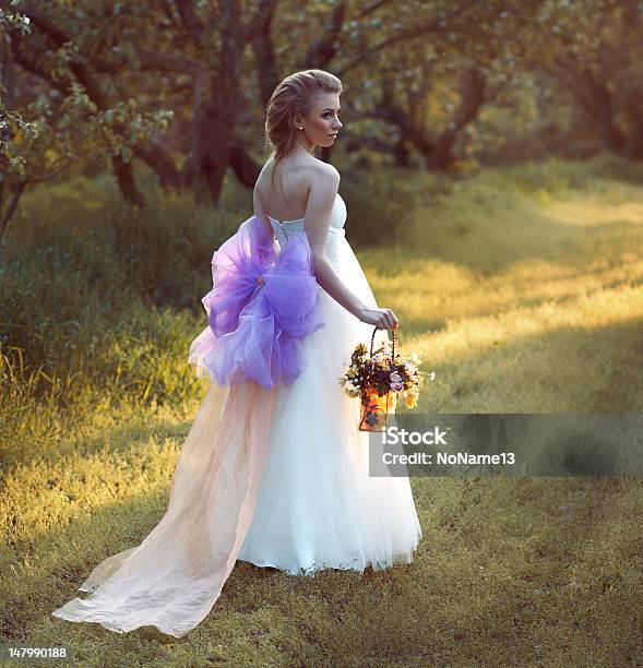 Wunderschöne Braut Stockfoto und mehr Bilder von Attraktive Frau - Attraktive Frau, Blume, Blumenbouqet