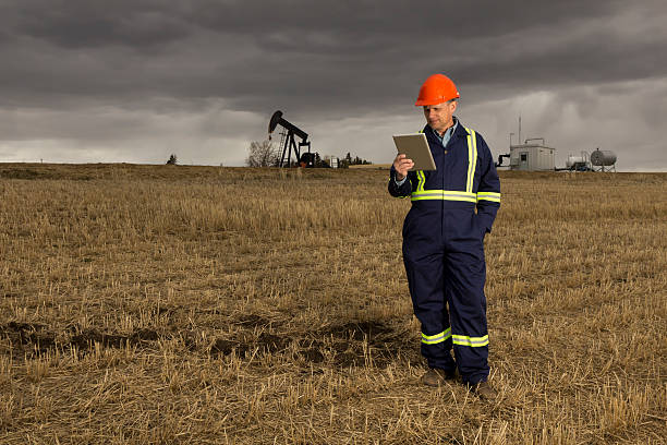 pracownik przemysłu naftowego i tabletką - oil industry digital tablet manual worker mining zdjęcia i obrazy z banku zdjęć
