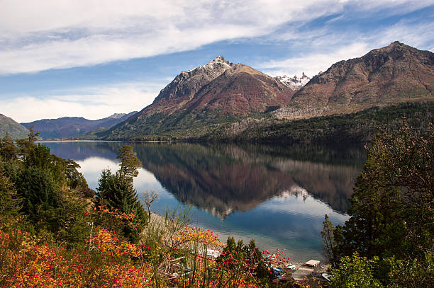 の秋の色グチエレス、近隣の湖、パタゴニアアルゼンチン、バリローチェ - bariloche argentina andes autumn ストックフォトと画像