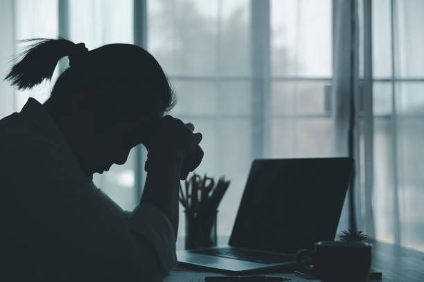 Stress business woman person from hard work, depression in office. Tired and anxious employee female with unhappy at problem job. young businesswoman sitting sad front of laptop computer on desk. estresar a la persona mujer de negocios por el trabajo duro, la depresión en la oficina. empleada cansada y ansiosa con infeliz en el trabajo problemático. joven empresaria sentada triste frente a una computadora portátil en el escritorio.