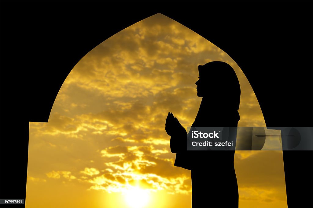 이슬람교도 기도하기 있는 모스크 - 로열티 프리 실루엣 스톡 사진