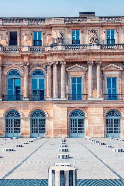palais royal paris stadt - palais royal stock-fotos und bilder